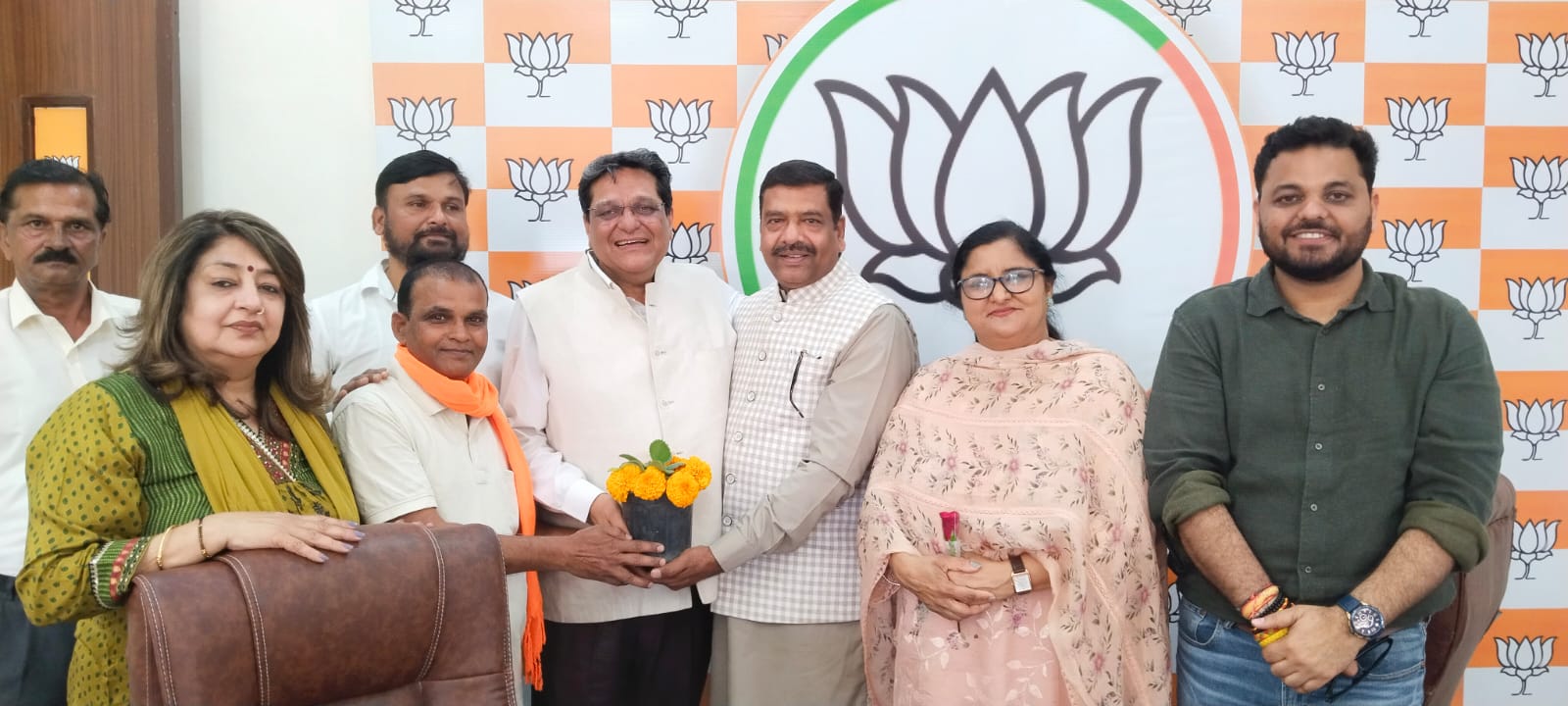 यूएस, इजराइल - ईरान जंग के माहौल में यूएई से लौटे भाजपा नेता विशाल सेठ, अजय मित्तल ने किया स्वागत