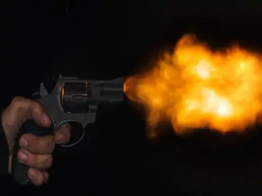 पूर्व ग्रंथी ने ठेके पर चलाई ताबड़तोड़ गोलियां, कर्मचारी घायल, 4 आरोपियों के खिलाफ केस दर्ज