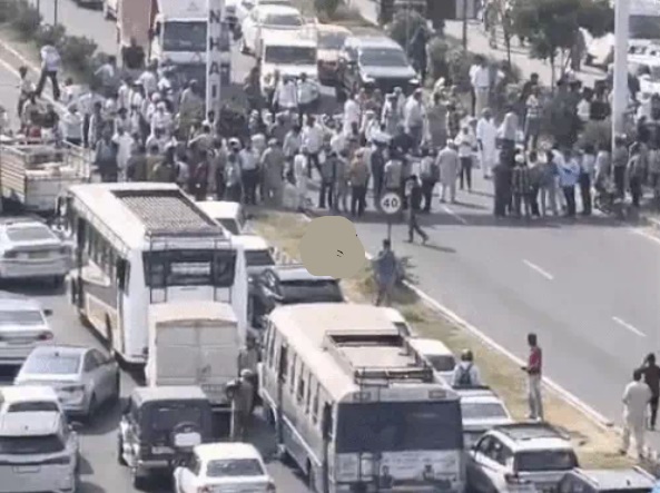 सड़क पर बस का इंतजार कर रही महिला को तेज रफ्तार इनोवा चालक ने कुचला, मौत