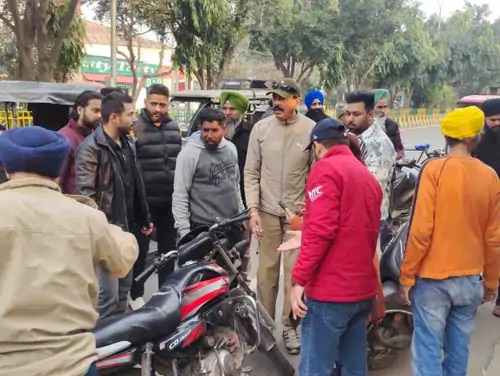 नंबरदार पर तेजधार हथियार से हमला, हंगामा होने पर बाइक छोड़कर भागे बदमाश