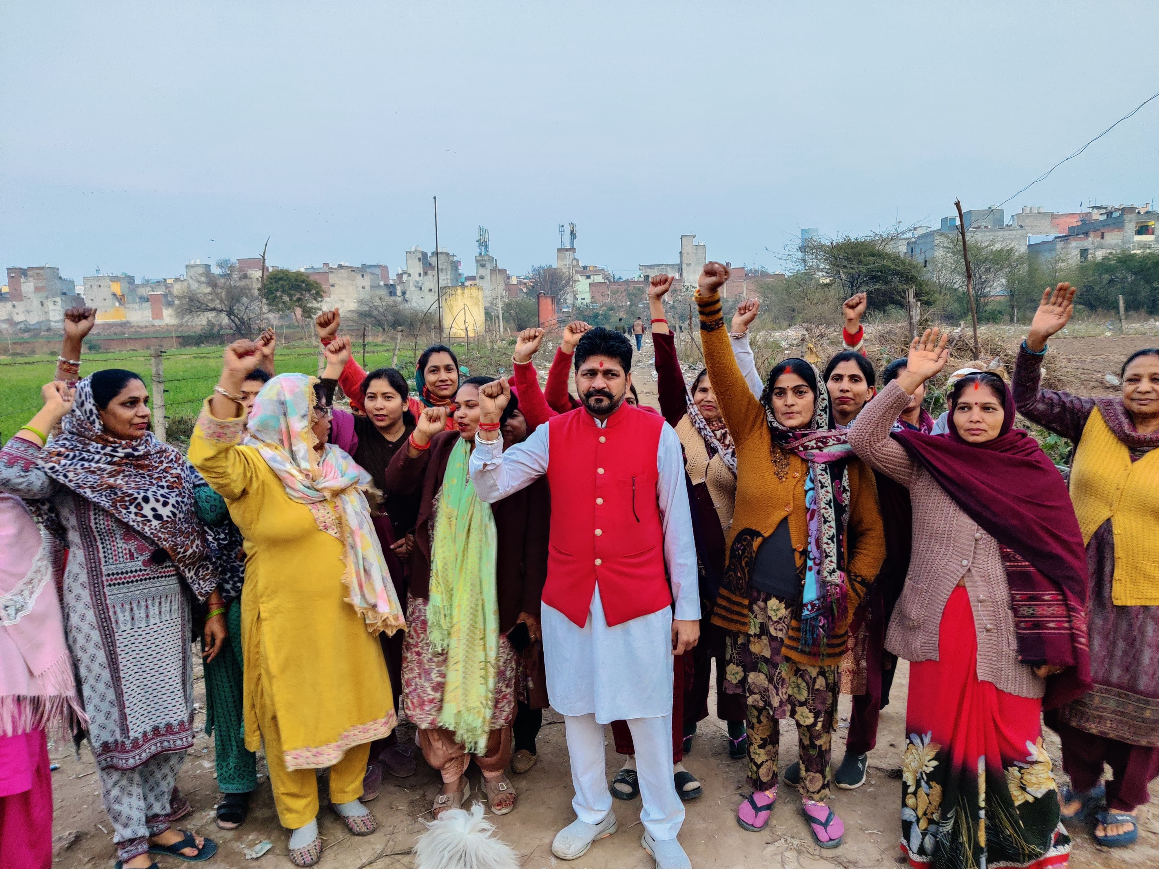 35 फुट सड़क को लेकर रविंद्रा एनक्लेव में दूसरे दिन भी तनाव, पुलिस की मौजूदगी में हालात काबू में