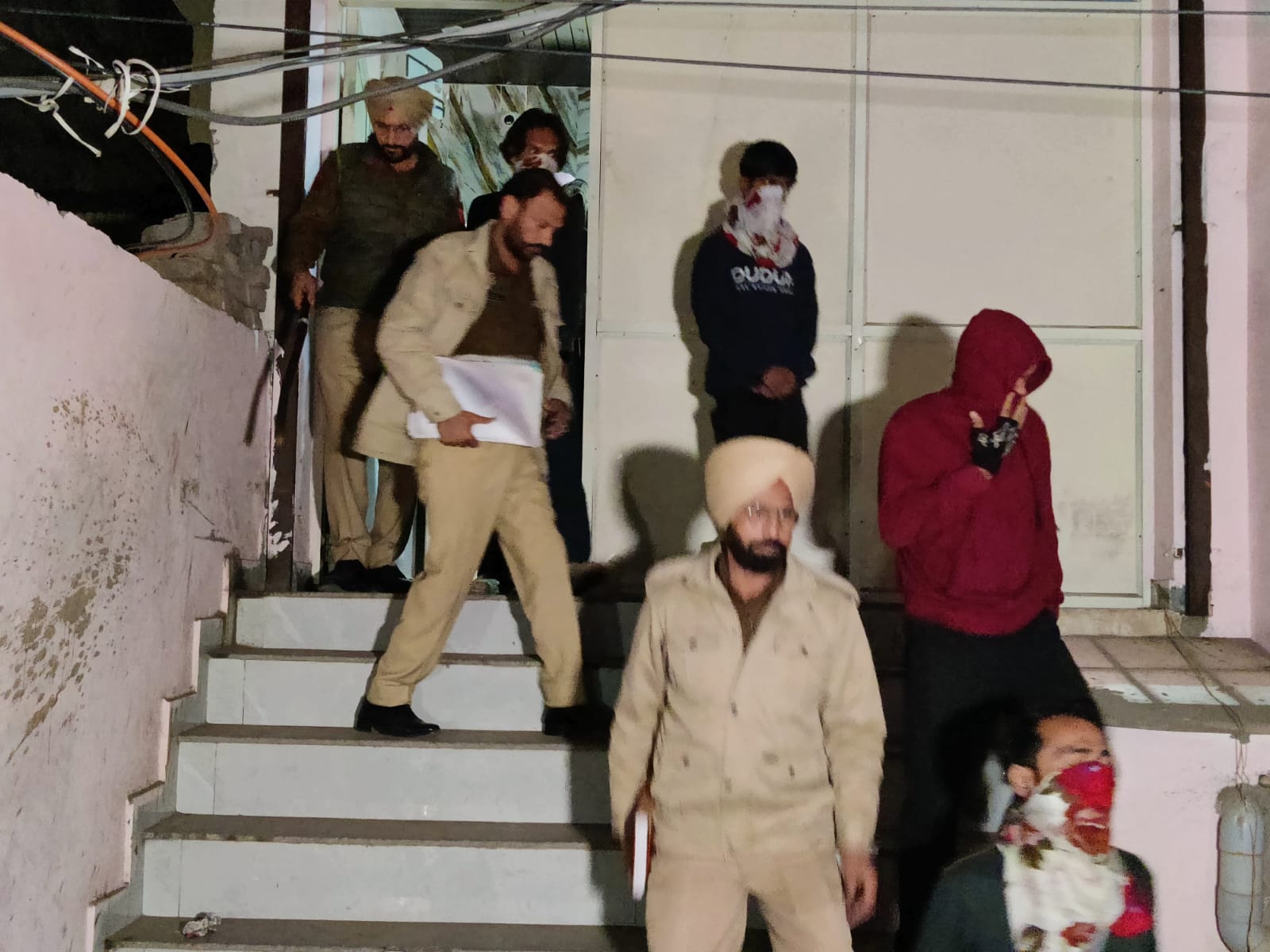 अनैतिक गतिविधियों पर पुलिस की बड़ी कार्रवाई, तीन स्पा सेंटर व होटल सील, 7 युवतियां रेस्क्यू