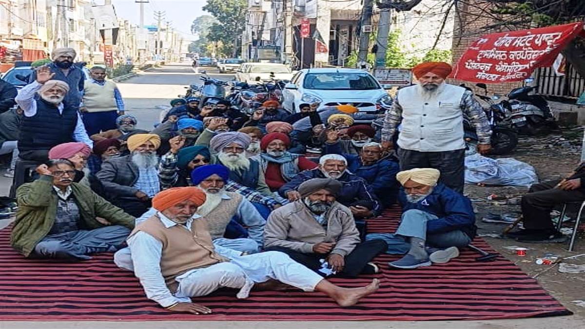 पेंशनरों ने एक्सईएन कार्यालय के बाहर किया प्रदर्शन, मांगें न मानीं तो पुतला फूंकने की चेतावनी