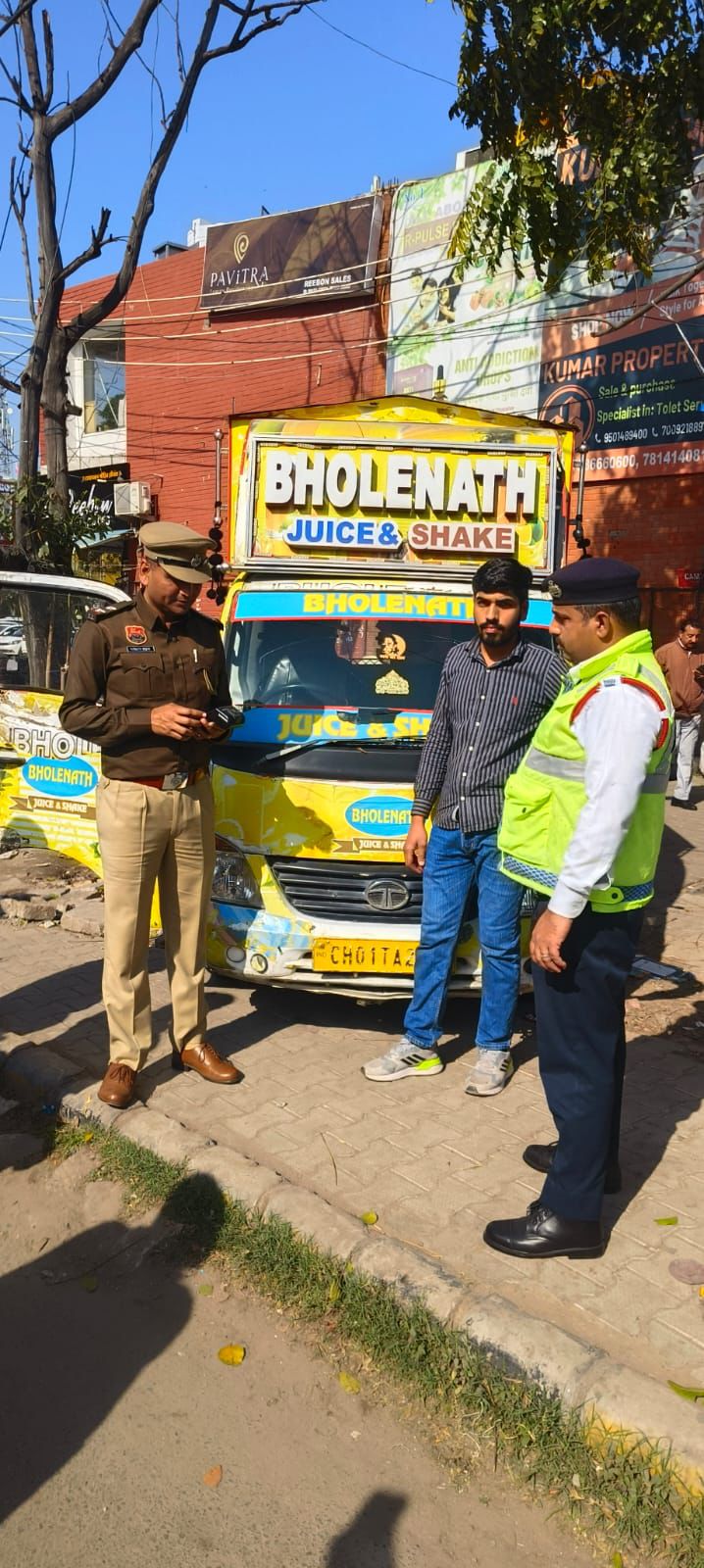 ट्रैफिक पुलिस पंचकूला व नगर निगम की संयुक्त कार्रवाई, सेक्टर-20 मार्केट से अवैध अतिक्रमण हटाया