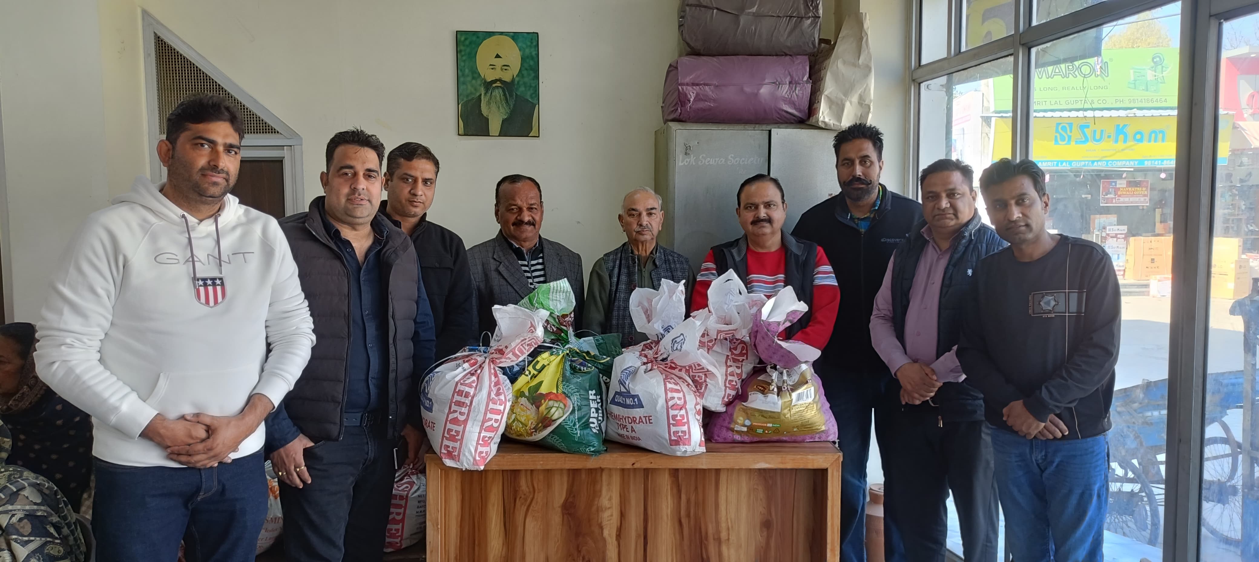 मानवता की मिसाल: कर भला हो भला टीम ने 65 परिवारों को दिया राशन