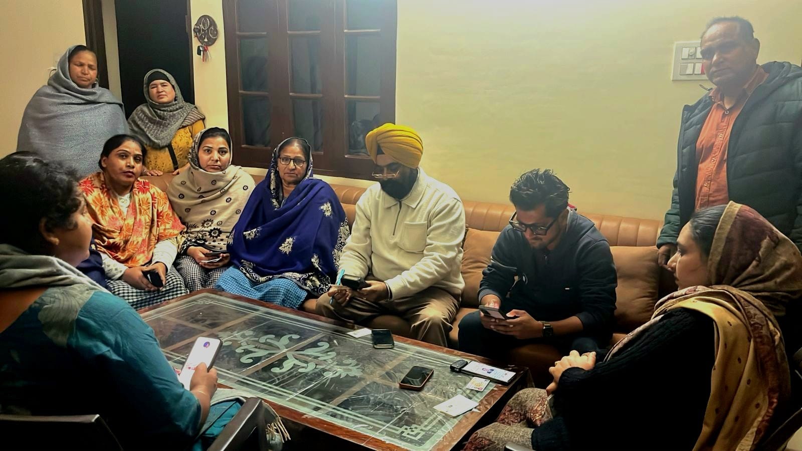 मंचों पर सरकार को कोसते हैं, लेकिन अंदरखाते 'आप' की स्वास्थ्य योजना की स्लीप काटकर अपना वोट बैंक चमका रहे कांग्रेसी पार्षद