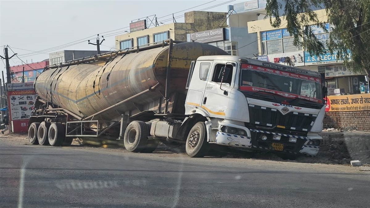 डेराबस्सी-बरवाला रोड पर बड़ा हादसा टला, निर्माणाधीन सड़क किनारे धंसा ट्रक