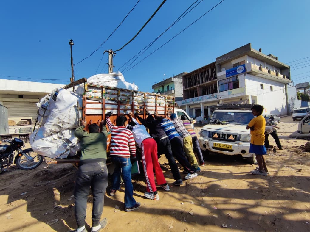सुखना चो पर बन रहा पुल बना मुसीबत, कच्चे रास्ते में धंसीं दो गाड़ियां