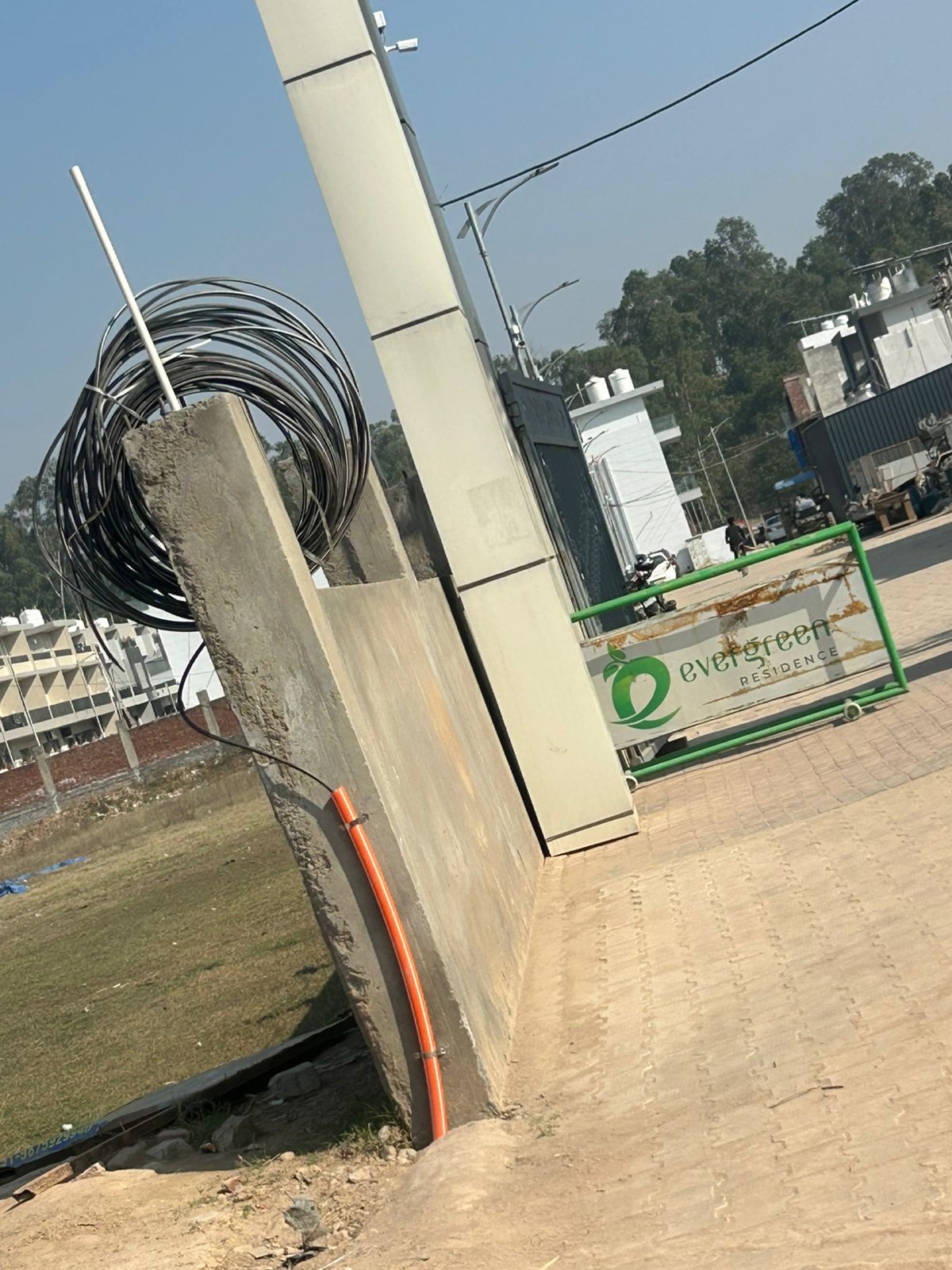 बिना अनुमति के केबल बिछाने का आरोप, ढकोली में लोगों ने रुकवाया काम