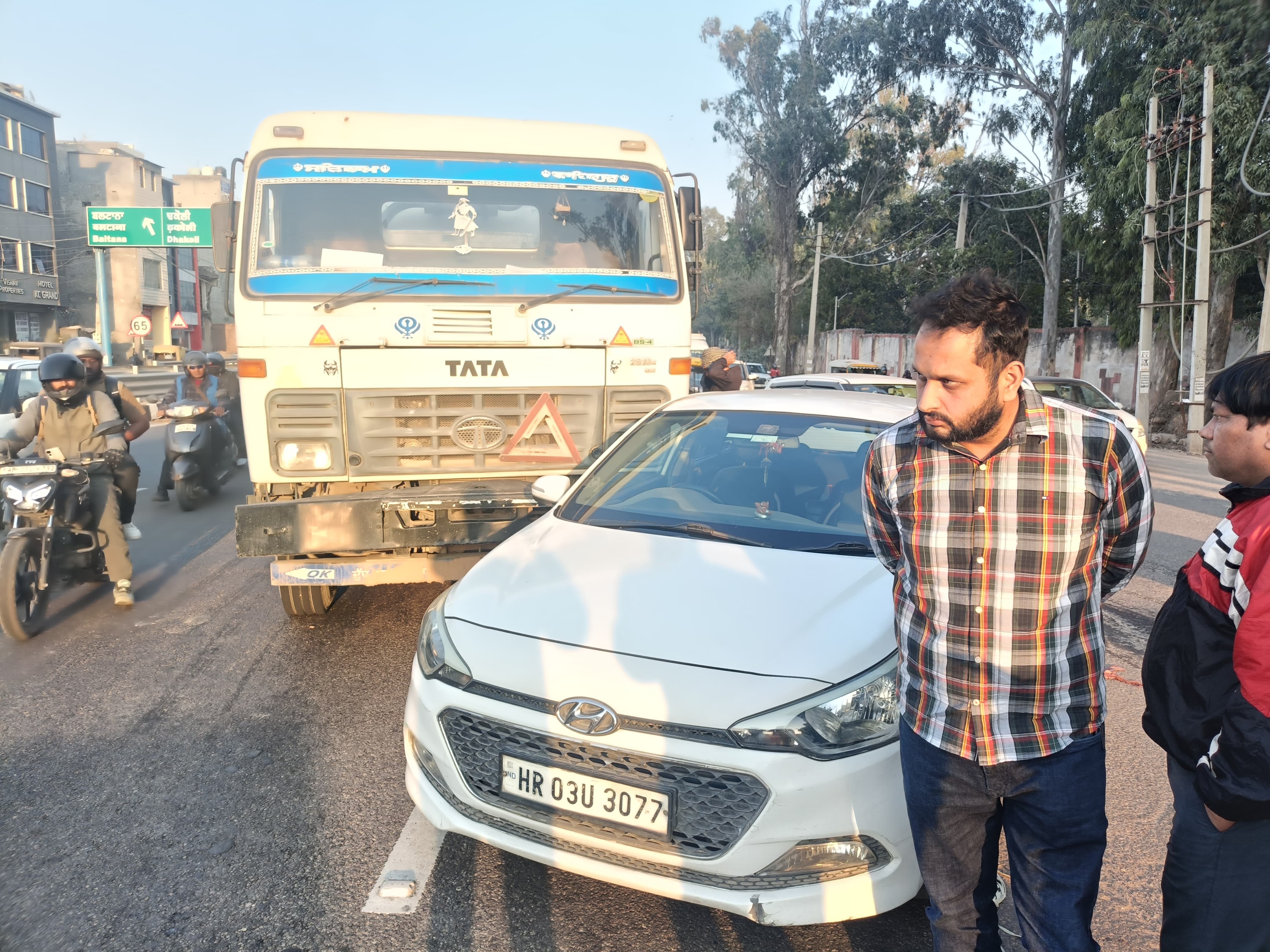 बलटाना फ्लाईओवर के पास ट्रक-कार में टक्कर, बड़ा हादसा टला