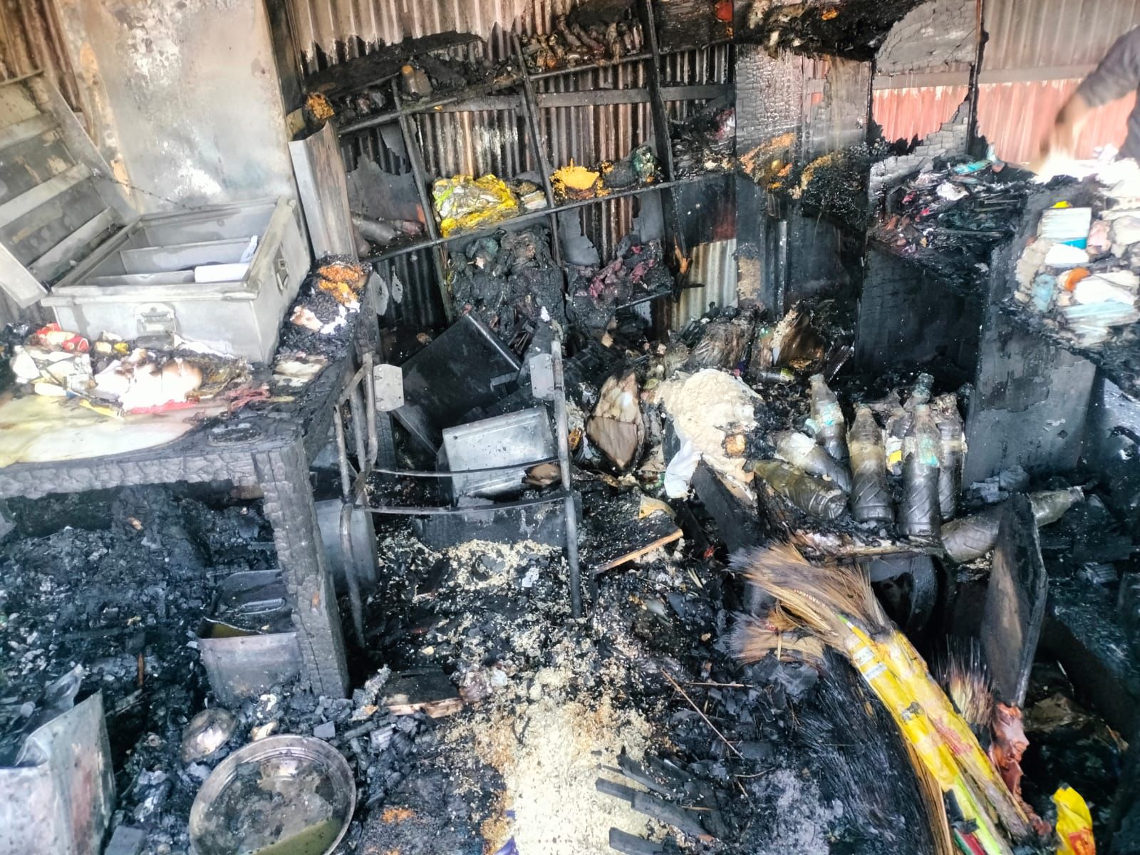 मलोया में राशन की दुकान में भीषण आग, लाखों का नुकसान, पीड़ित ने प्रशासन से लगाई मदद की गुहार