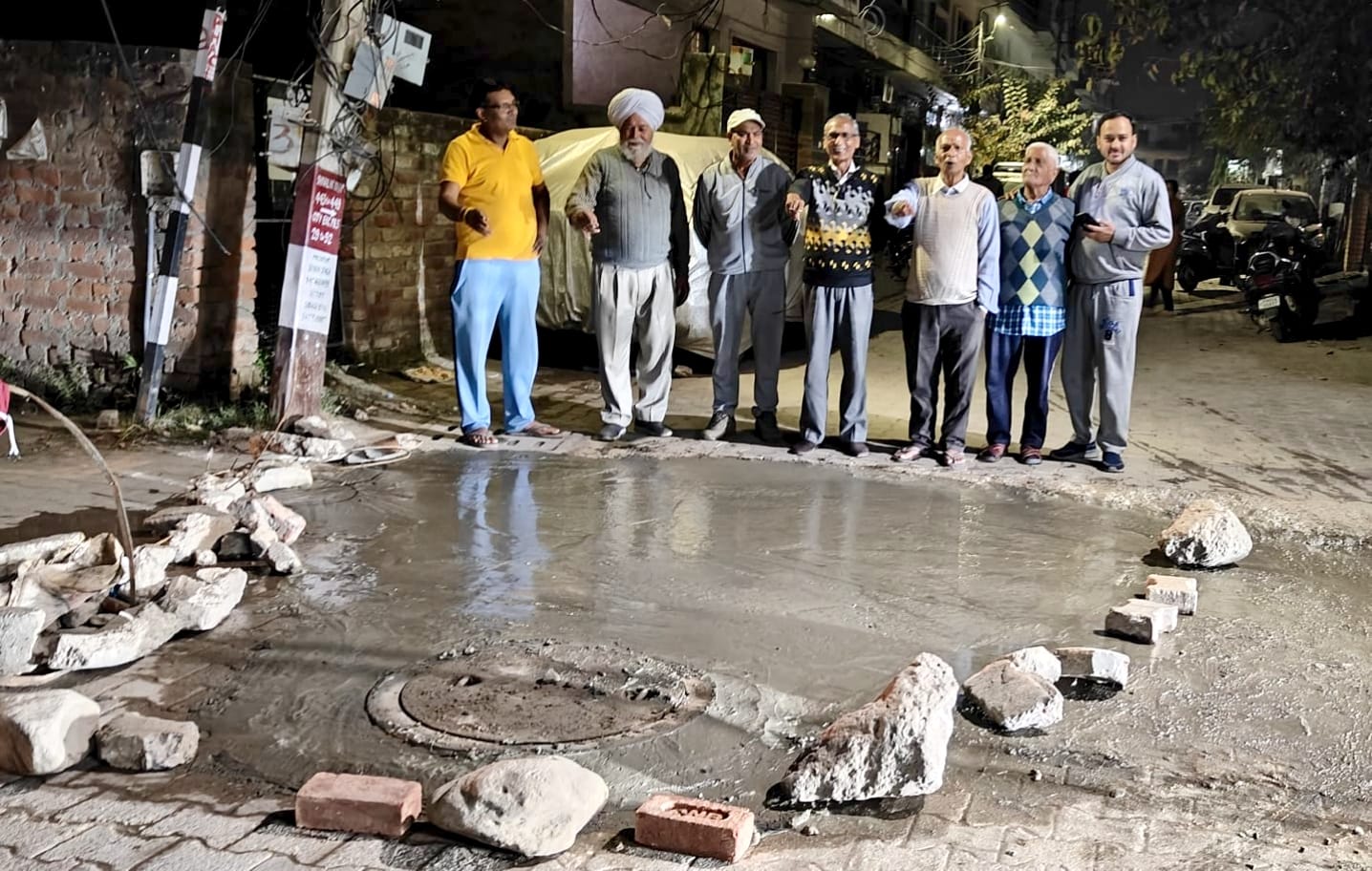 ज़ीरकपुर में टूटा गटर बना परेशानी का सबब, वेलफेयर सोसाइटी ने खुद कराया ठीक