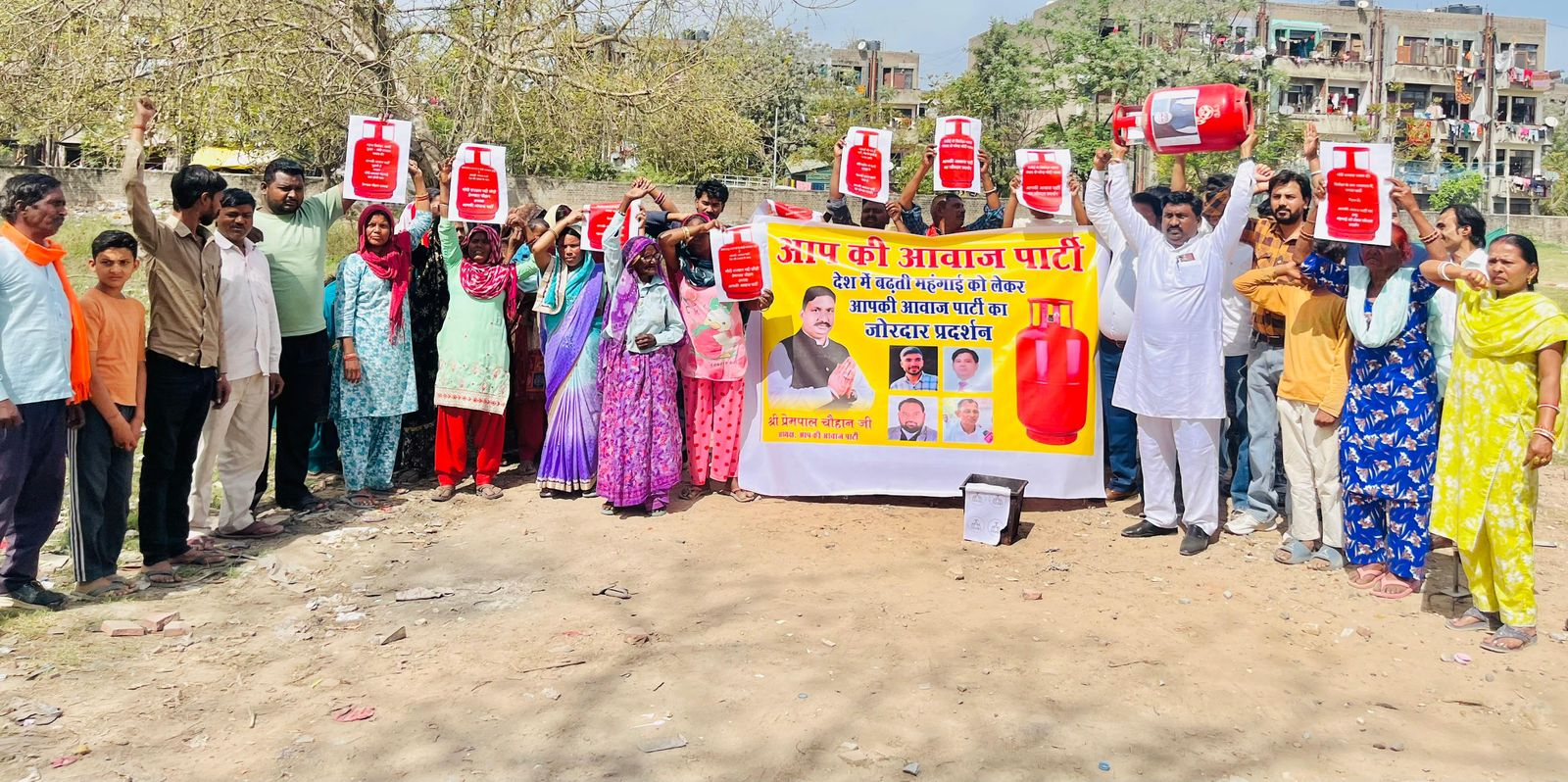 गैस सिलेंडर की बढ़ती कीमतों के खिलाफ ‘आपकी आवाज पार्टी’ का हल्ला-बोल, वार्ड-14 में जोरदार प्रदर्शन