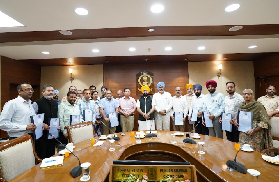 हरदीप सिंह मुंडियां ने तहसीलदारों और नायब तहसीलदारों को पदोन्नति पत्र सौंपे