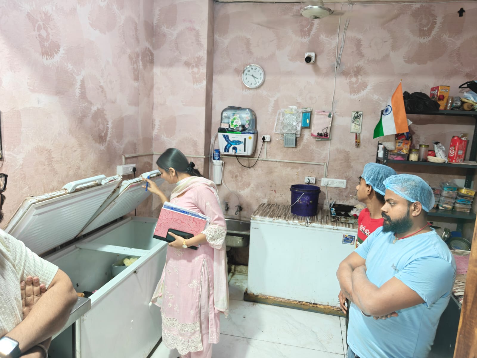 लुधियाना में फूड सेफ्टी टीम की  कार्रवाई, डेयरी कॉम्प्लेक्स और मिठाई की दुकानो की जांच