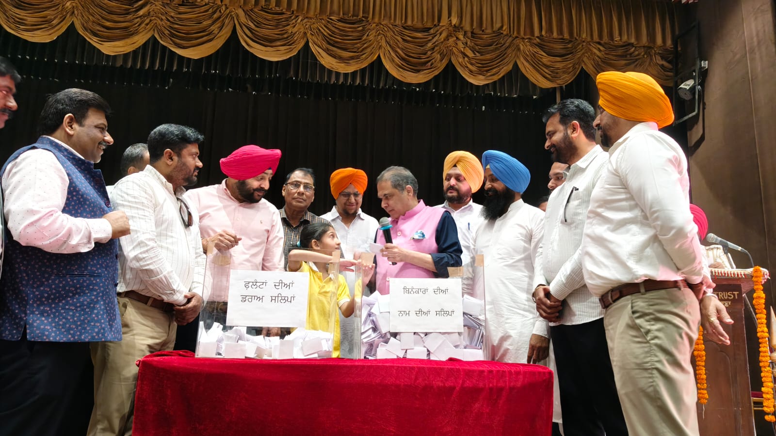 अटल अपार्टमेंट्स का पारदर्शी ड्रा, साल के अंत तक मिलेगा फ्लैट्स का कब्जा