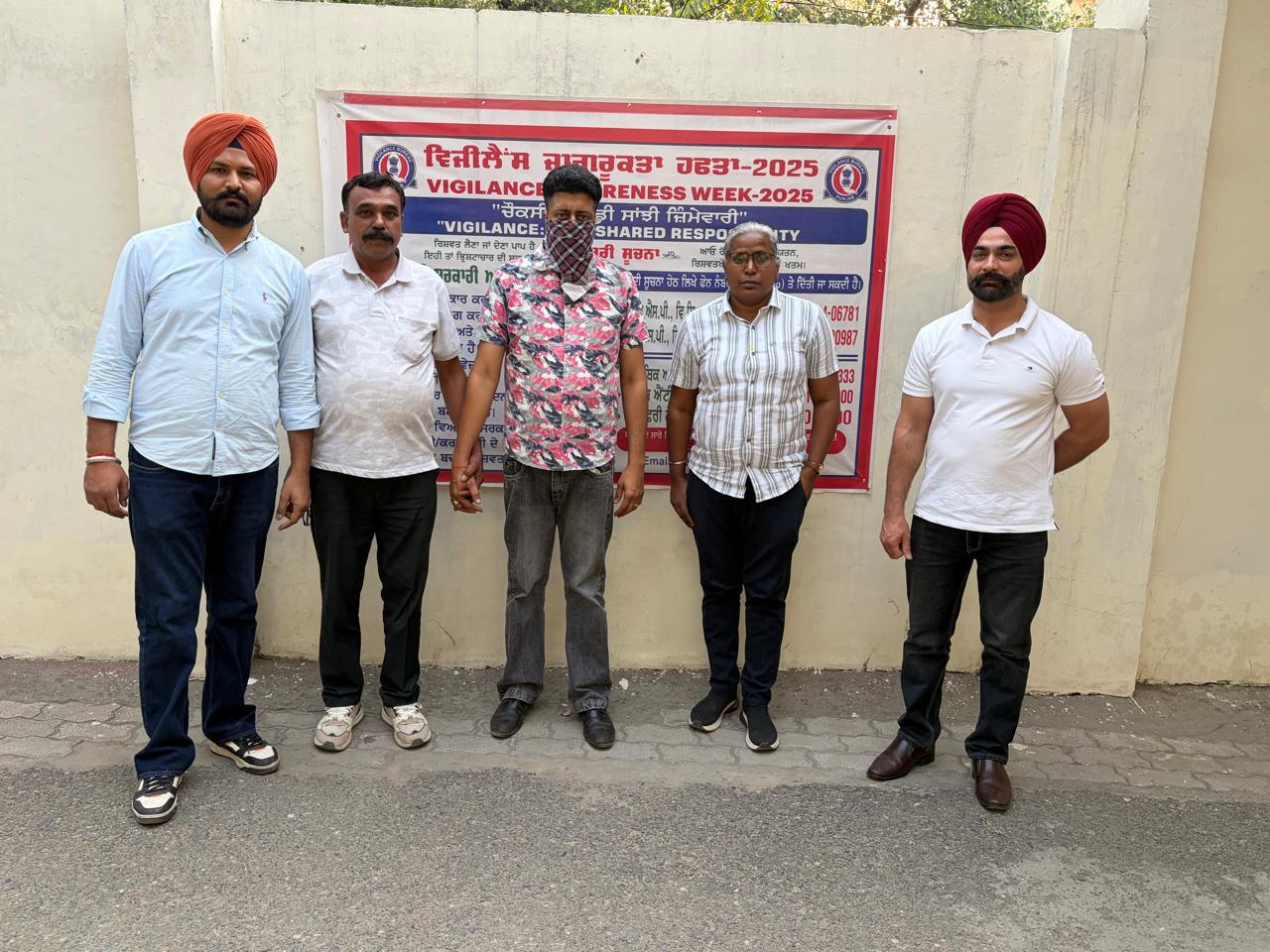 विजिलेंस ब्यूरो द्वारा 15,000 रुपये रिश्वत लेते पटवारी को रंगे हाथों काबू किया गया