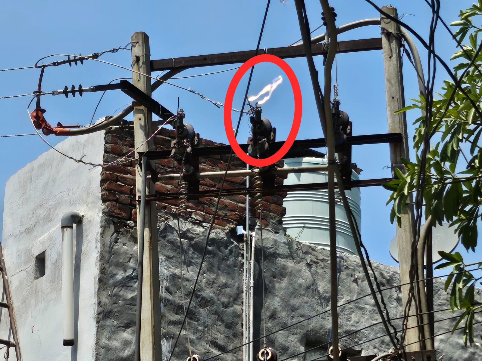 जीरकपुर में ‘स्पार्किंग’ ट्रांसफार्मर बना खतरा, प्रशासनिक दफ्तरों के पास लापरवाही