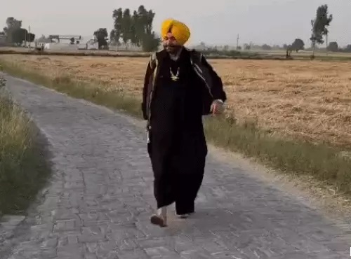 औजला के गाने पर सिद्धू की नई रील:अमृतसर में काला कुर्ता और गले में पहना कंठा, गाना लगाया- गबरू पुत्त पंजाब दा