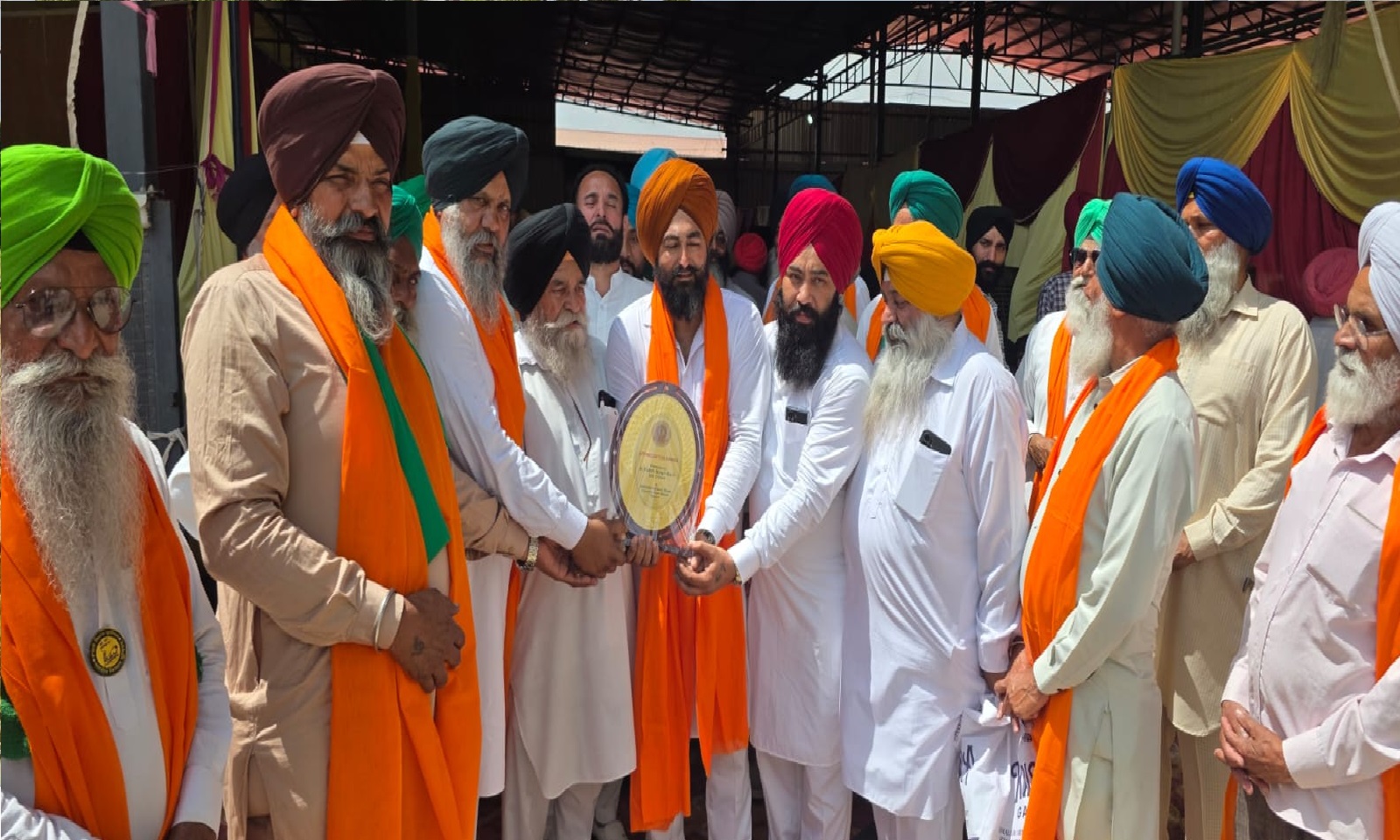 जीरकपुर व्यापार मंडल के चेयरमैन ने स्टेट अवार्डी किसान फतेह सिंह सैनी को किया सम्मानित