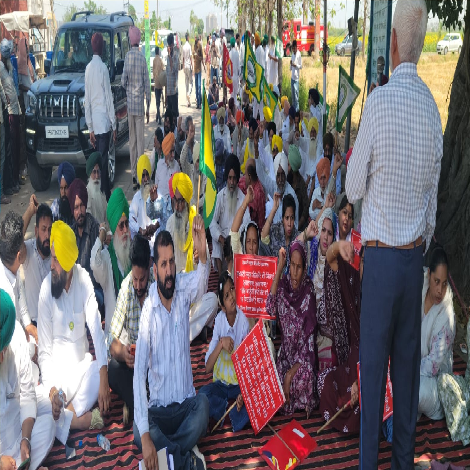 डेराबस्सी में संयुक्त किसान मोर्चा व ट्रेड यूनियनों का पैदल मार्च, विधायक आवास के बाहर प्रदर्शन