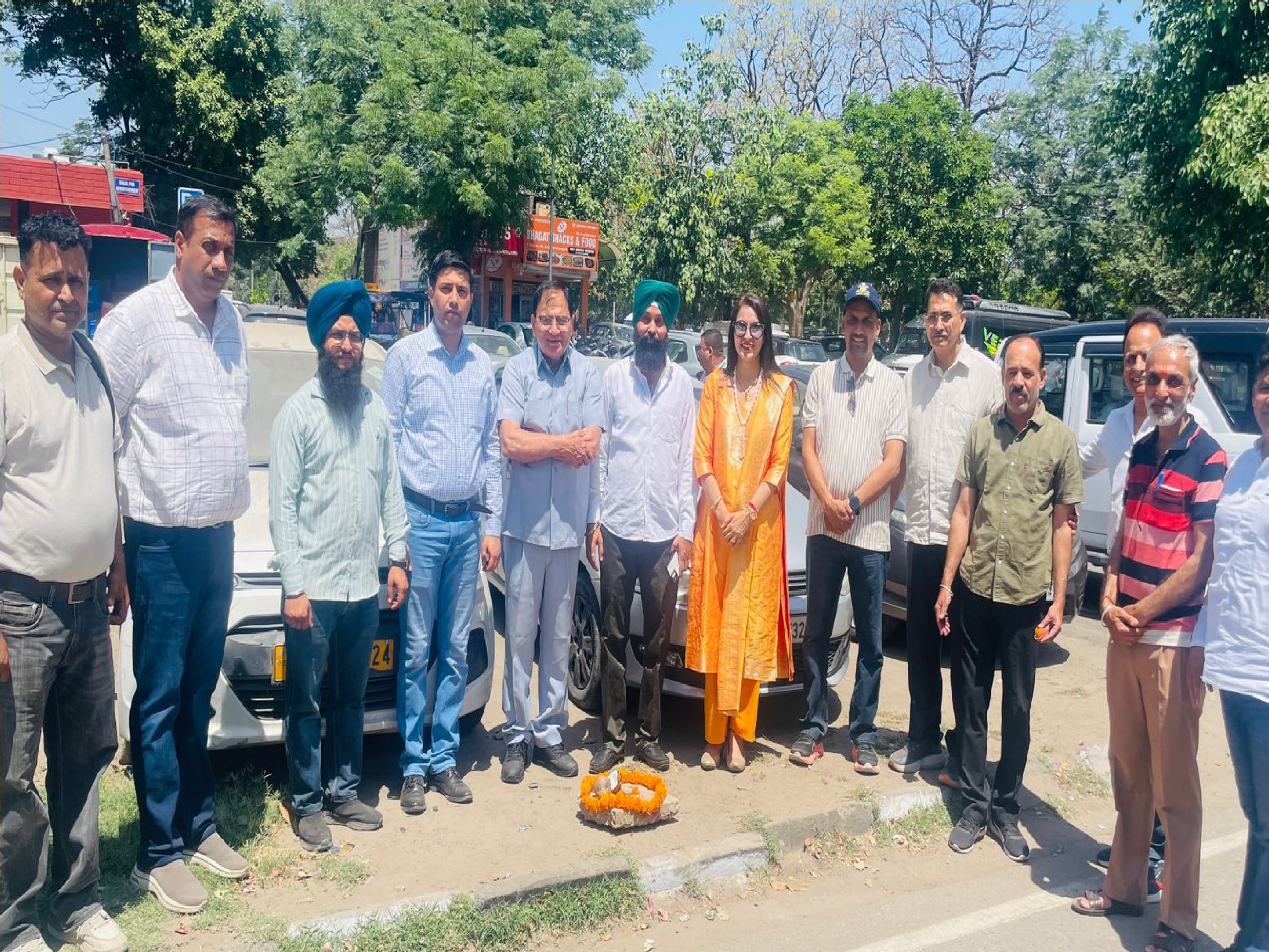 सेक्टर-40 की मार्केटों में लगेंगी हाई मास्ट लाइट्स, पार्षद गुरबख्श रावत ने शुरू कराया काम