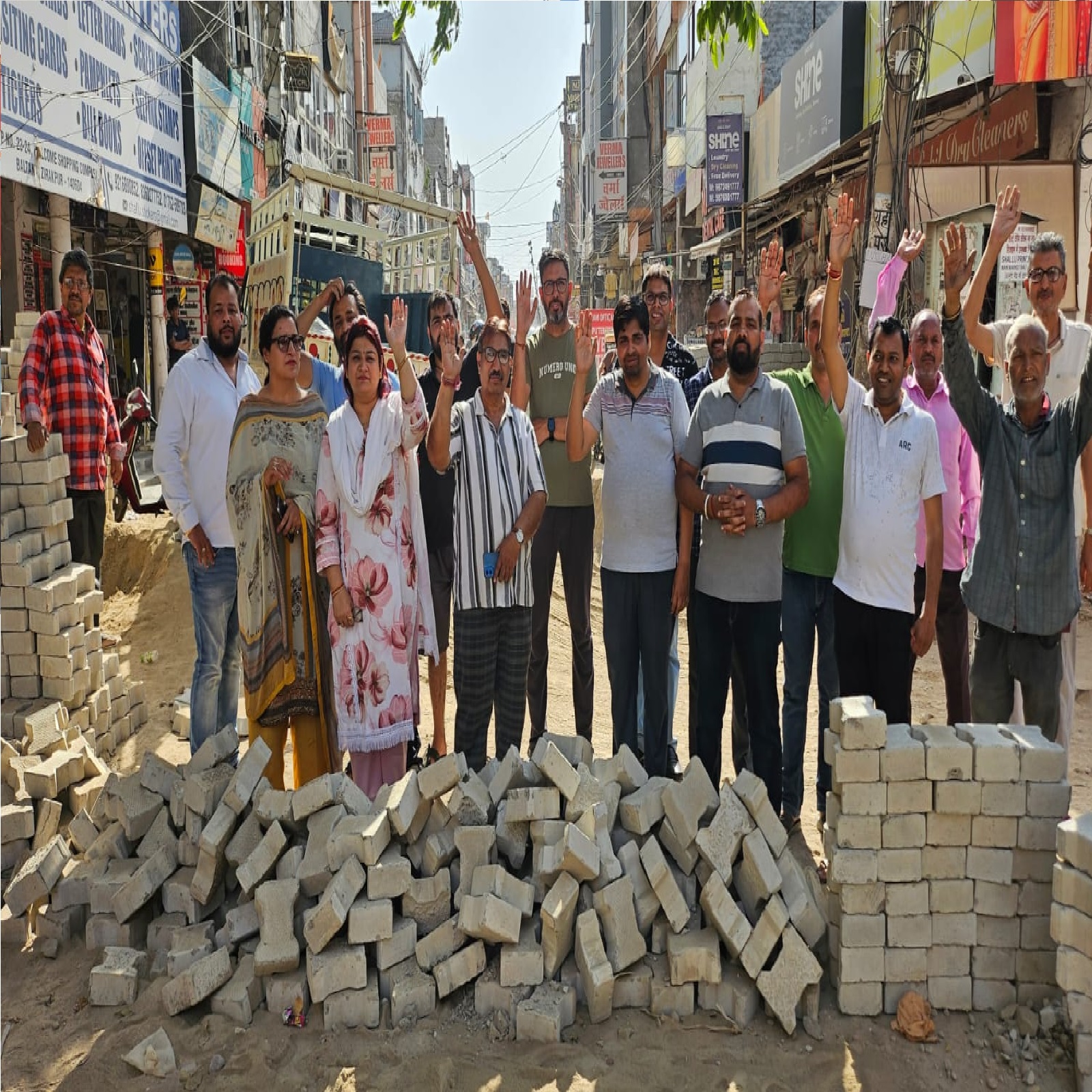 बलटाना बाजार की गली बनी मुसीबत, डेढ़ महीने से अधूरा पड़ा टाइल्स कार्य