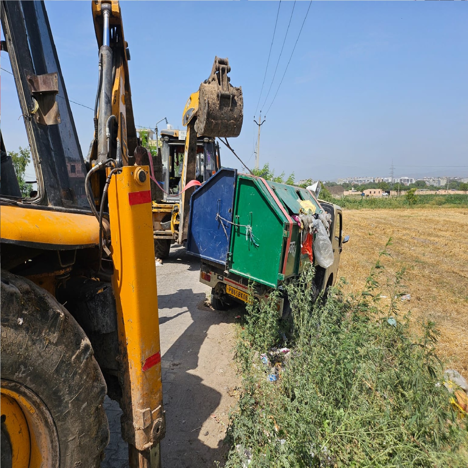 साइड देते समय कचरा गाड़ी खेतों में पलटी, बड़ा हादसा टला