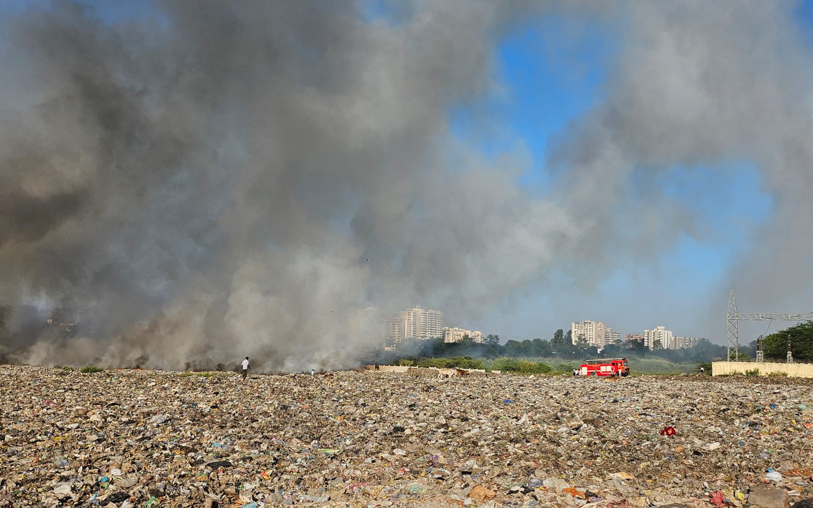 बिशनपुरा डंपिंग ग्राउंड में भीषण आग, 12 घंटे बाद भी नहीं बुझी; जहरीले धुएं से लोग परेशान