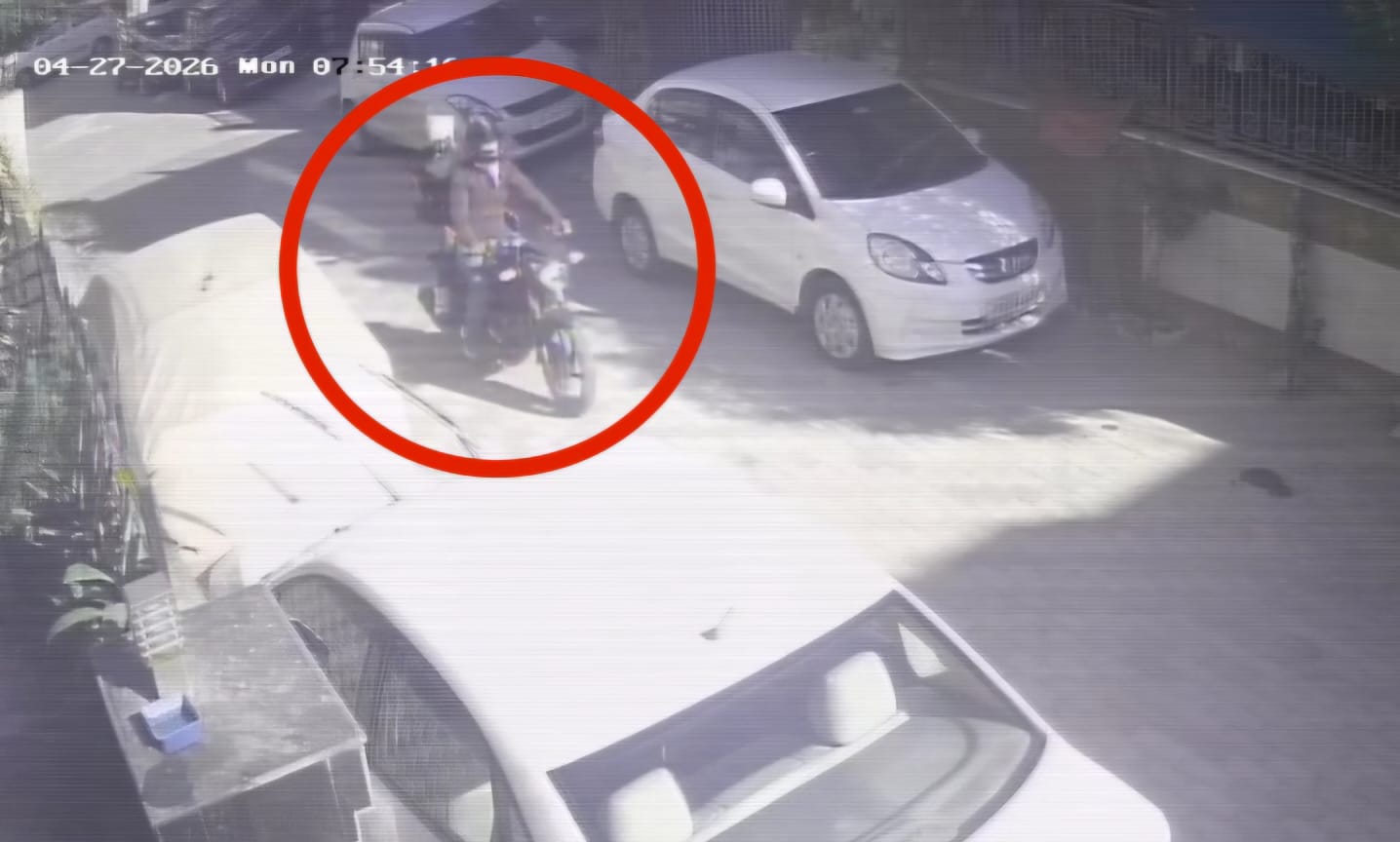 ढकोली में दिनदहाड़े स्नैचिंग, महिला से सोने की चेन झपटी; पुलिस पर देरी के आरोप