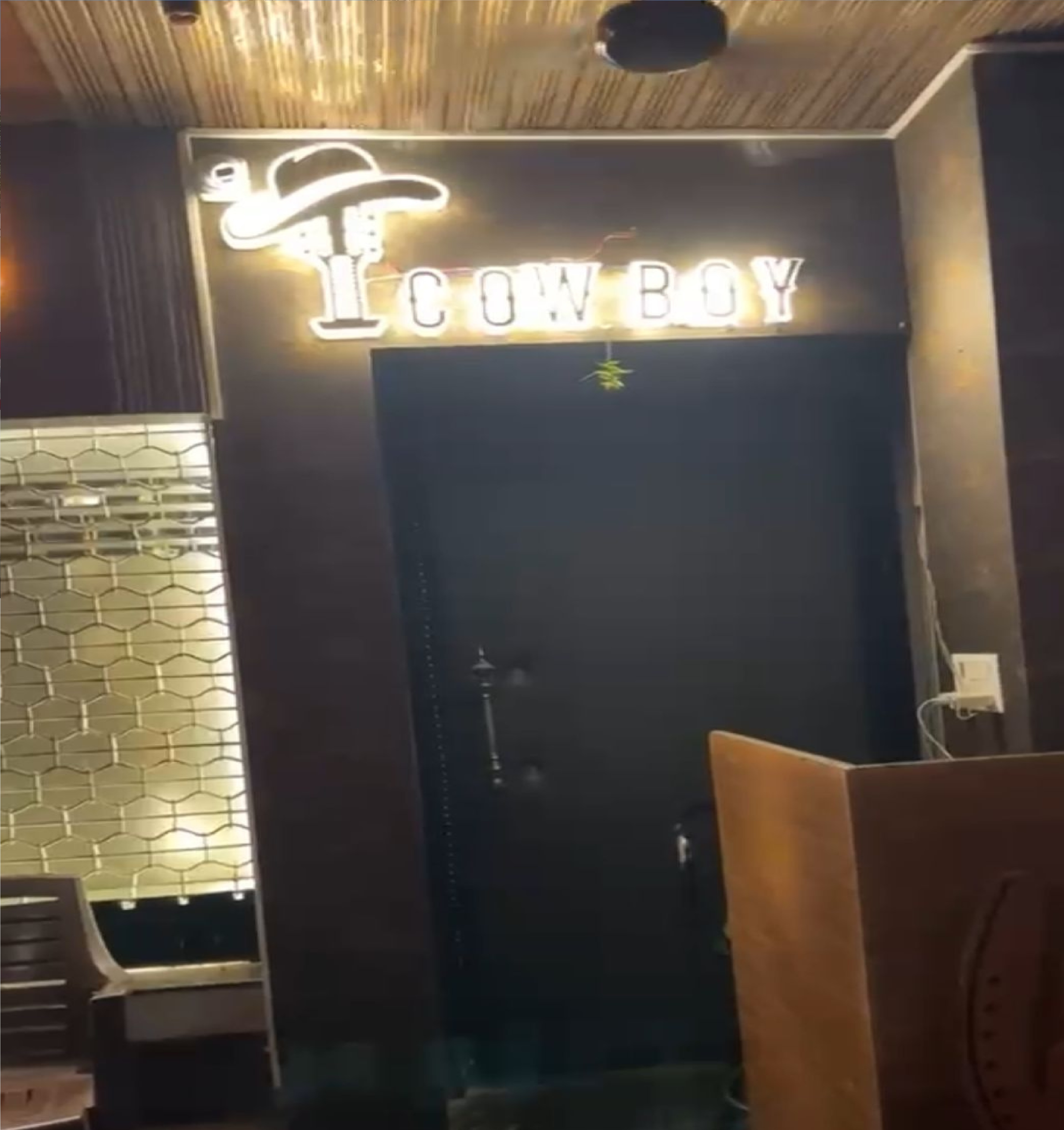 पुलिस मुख्यालय से 400 मीटर दूर ‘हुक्का बार’ का खेल! बिना लाइसेंस 10 साल से धड़ल्ले से चल रहा ‘काऊ बॉय रोडियो’ कैफे