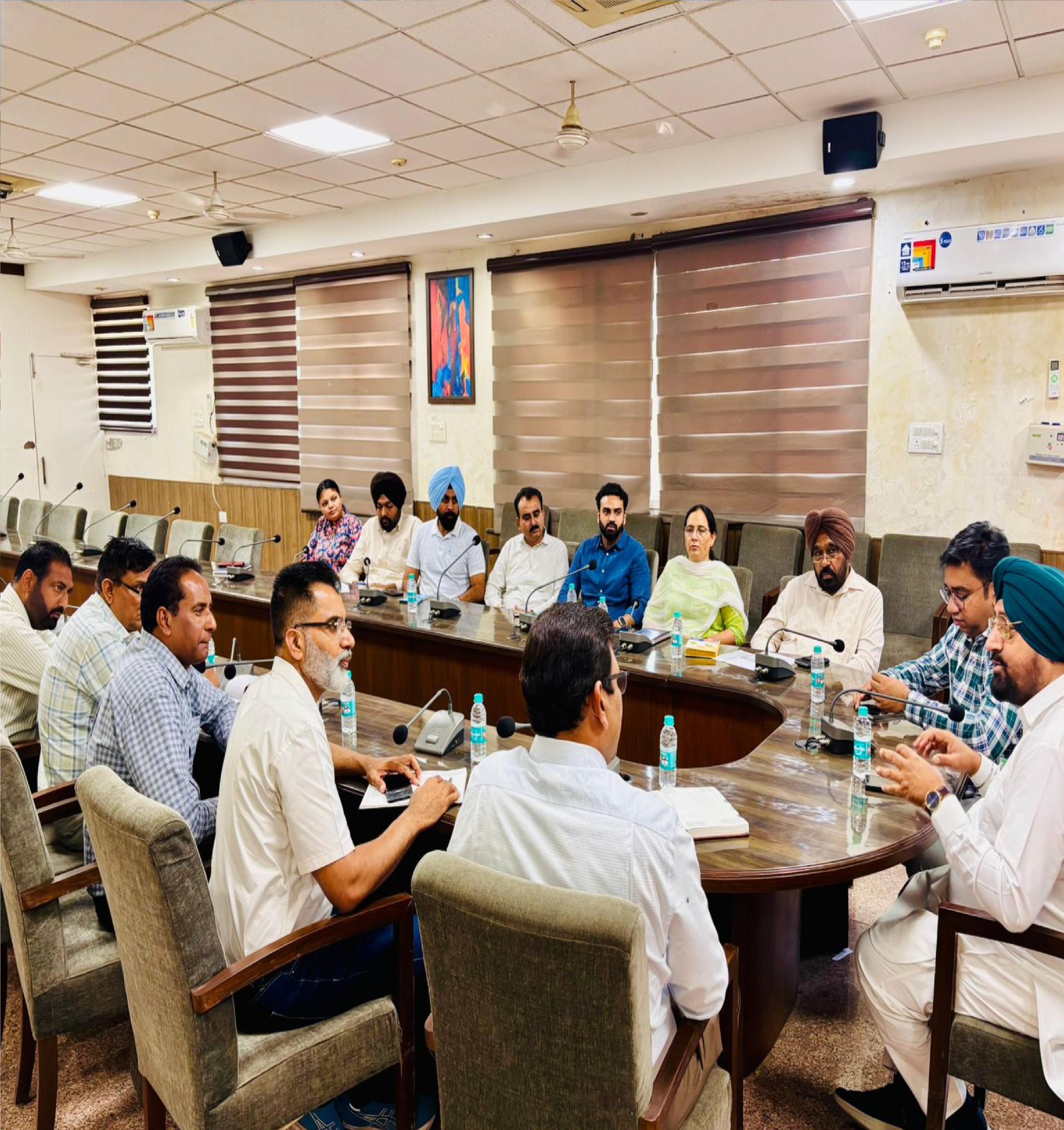 जीरकपुर में विधायक कुलजीत रंधावा की अधिकारियों संग बैठक