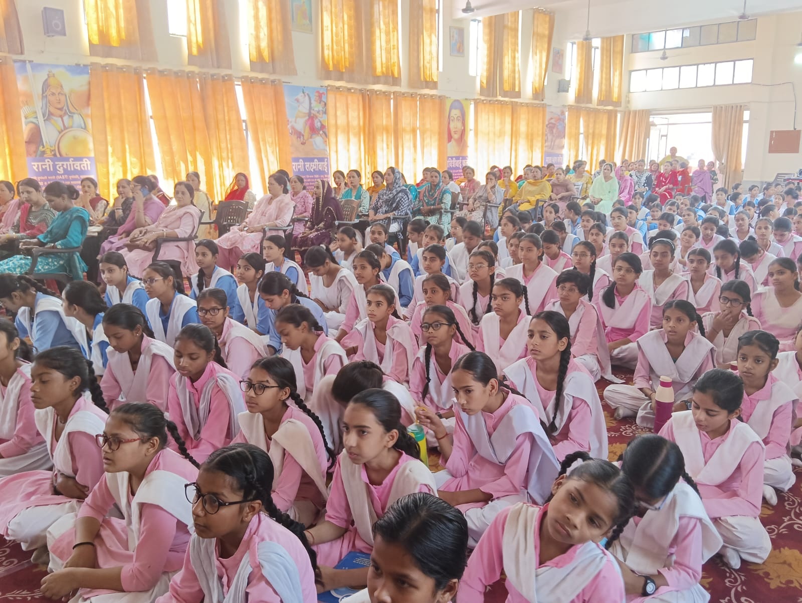 गीता कन्या विद्यालय में किशोरियों के स्वास्थ्य से संबंधित मार्गदर्शन कार्यक्रम का आयोजन