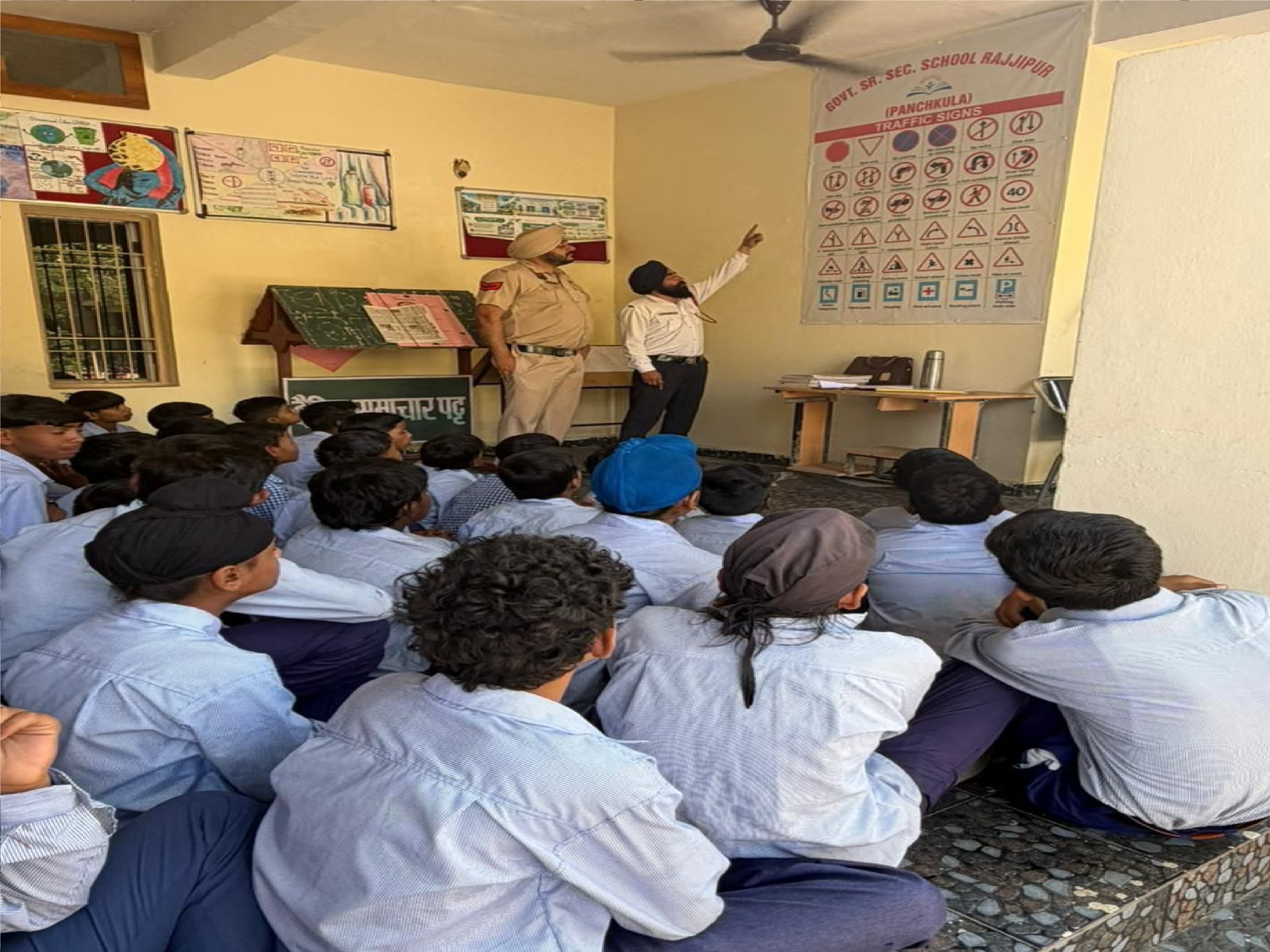 पुलिस ने स्कूली छात्रों को ट्रैफिक नियमों से लेकर ड्रिल प्रशिक्षण दिया, आपातकालीन परिस्थितियों में ‘फर्स्ट रिस्पॉन्डर’ के रूप में करेंगे कार्य