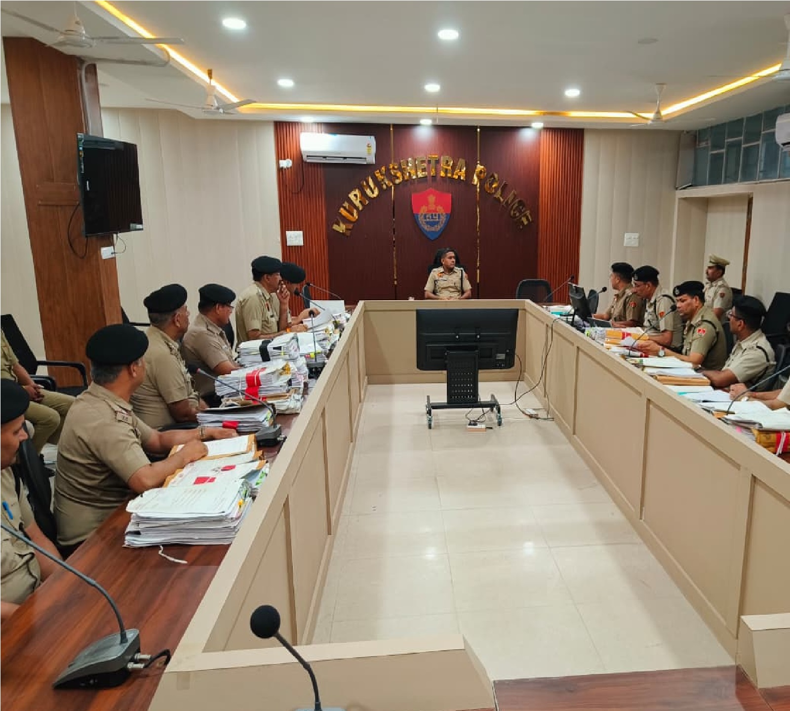 पुलिस अधीक्षक ने आर्थिक अपराध शाखा के कर्मचारियों के साथ की गोष्टी, दिए दिशा-निर्देश