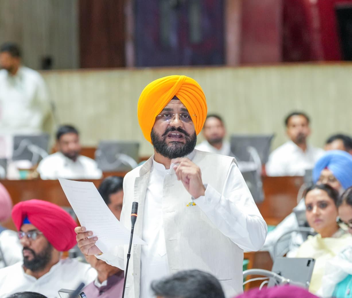 अंतरराष्ट्रीय मजदूर दिवस के अवसर पर श्रम मंत्री तरुनप्रीत सिंह सौंद द्वारा न्यूनतम मजदूरी की बेसिक दरों में वृद्धि संबंधी प्रस्ताव पंजाब विधानसभा में पेश