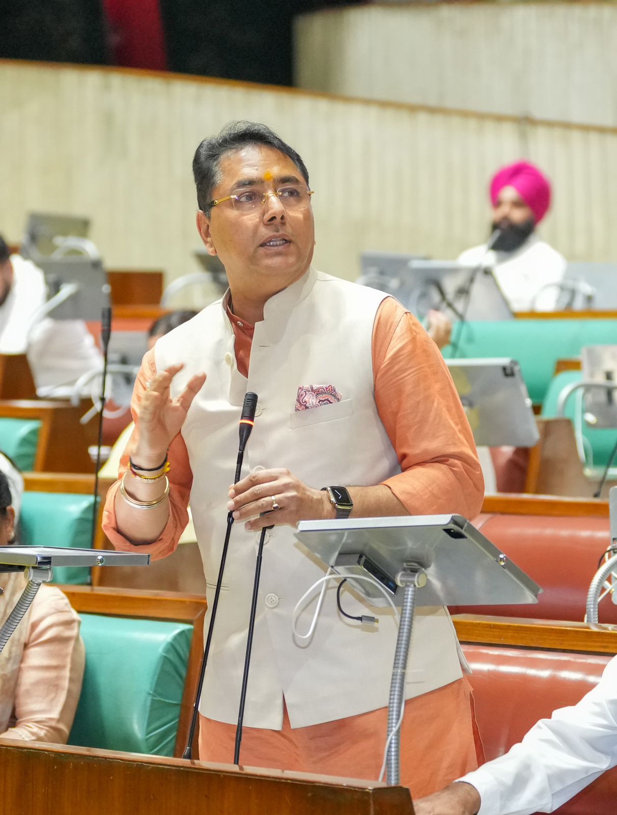 मज़दूर हमारे विकास की नींव, अमन अरोड़ा ने मई-दिवस पर मेहनतकशों की मेहनत को किया सलाम