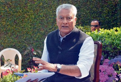 Chandigarh: मान सरकार पर हमले तेज, जाखड़ ने राज्यपाल से की अहम मुलाकात