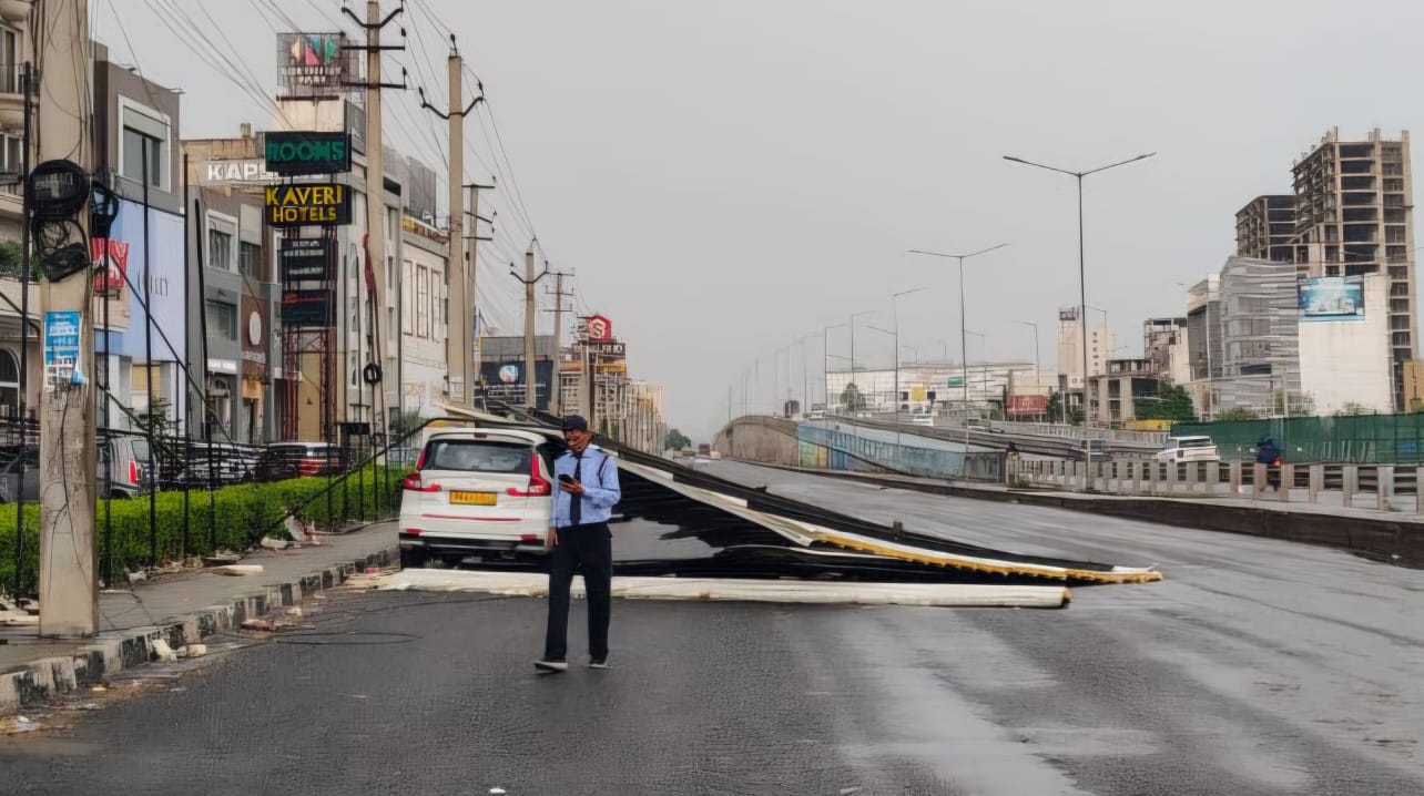 Zirakpur: तेज आंधी ने बढ़ाया खतरा, हाईवे पर उड़ती शीट से हड़कंप