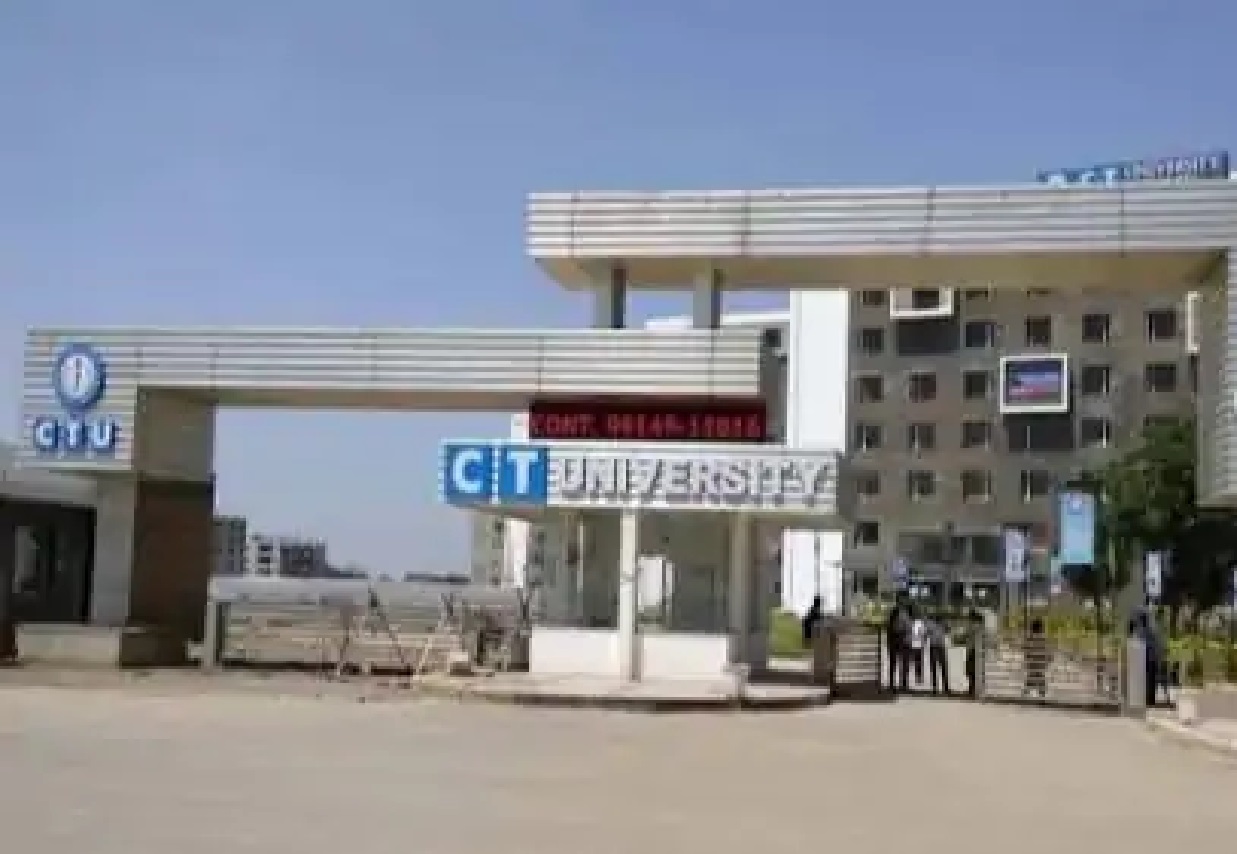 लुधियाना की CT यूनिवर्सिटी में बड़ा हादसा, BA छात्रा दूसरी मंजिल से गिरी, हालत गंभीर; पुलिस जांच जारी