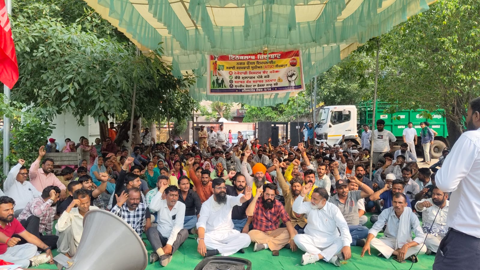 Zirakpur: जीरकपुर में सफाई व्यवस्था ठप, कच्चे कर्मचारियों की हड़ताल दूसरे दिन भी जारी