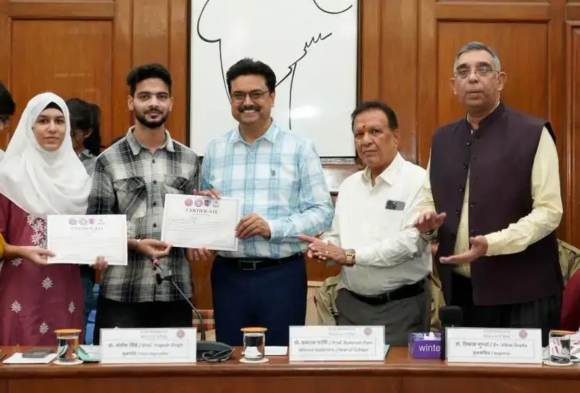 New Delhi: एनसीसी-एनएसएस छात्रों को कुलपति ने किया सम्मानित