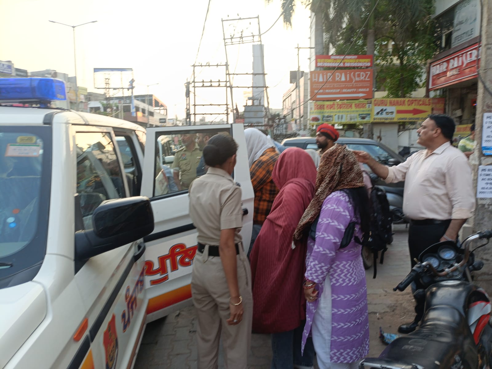 Zirakpur: वीआईपी रोड स्थित ब्लॉसम स्पा सेंटर पर पुलिस की बड़ी छापेमारी