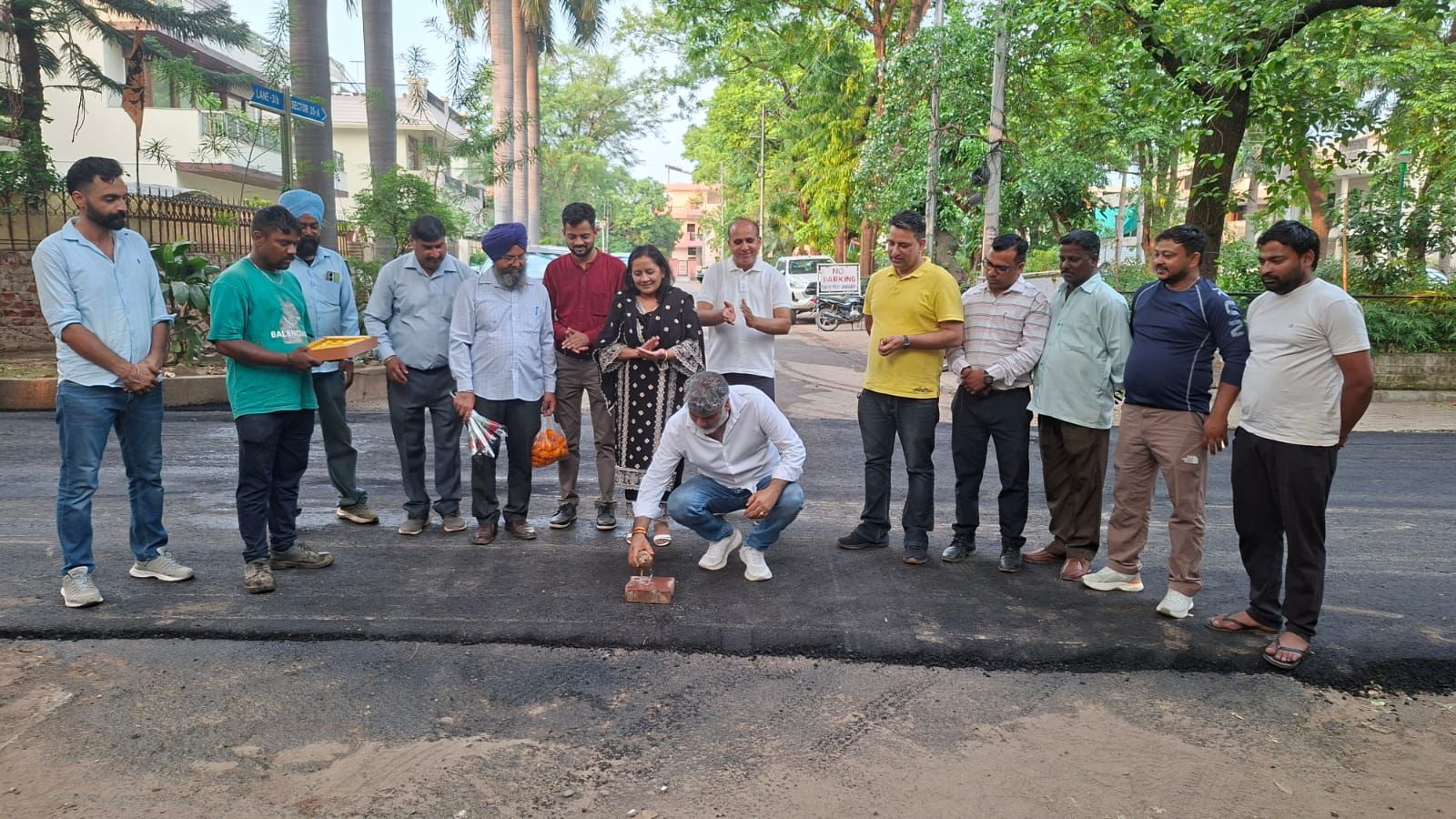 Chandigarh: सेक्टर-35A में सड़क रिकारपेटिंग कार्य शुरू, पार्षद प्रेम लता ने किया उद्घाटन