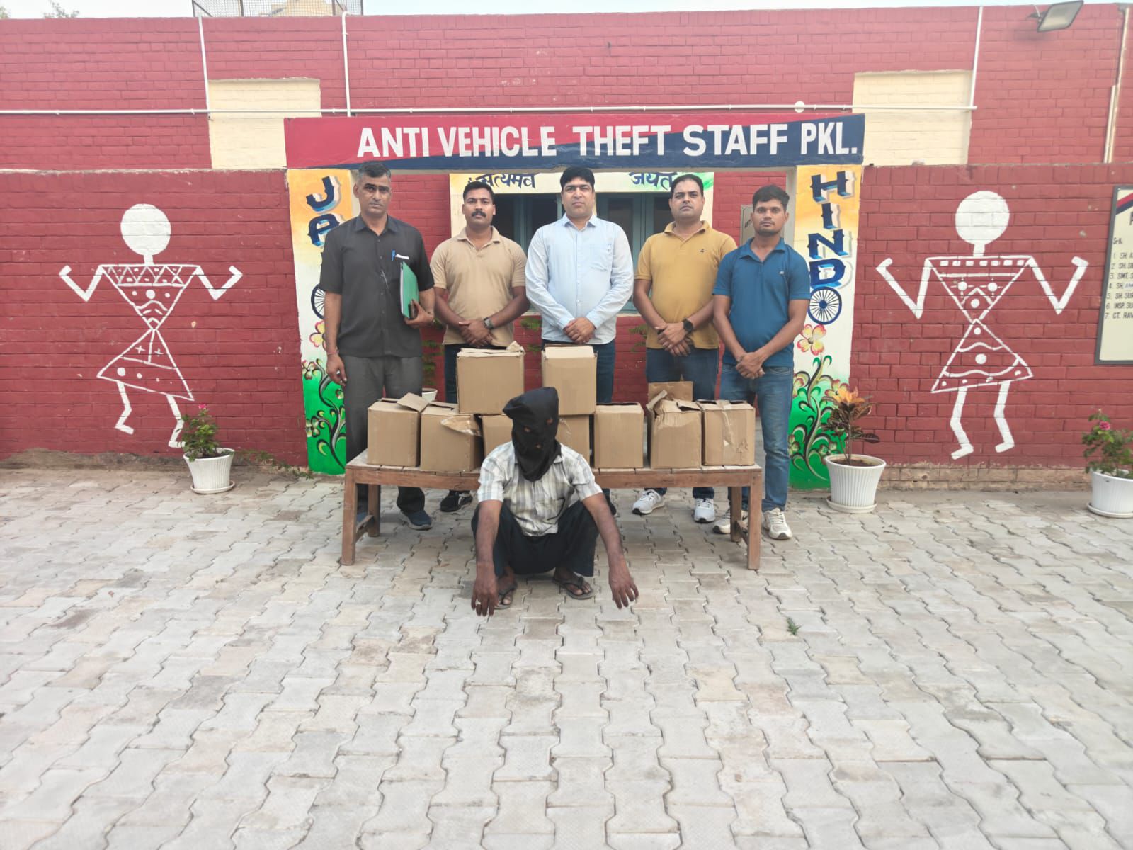 Panchkula: नगर निगम चुनाव से पहले पंचकूला पुलिस का बड़ा एक्शन, 104 बोतल अवैध देसी शराब बरामद