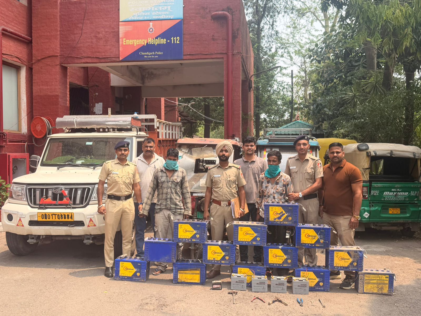 Chandigarh: सेक्टर 31 पुलिस ने ई - रिक्शा चोरी करने वाले दो आरोपी गिरफ्तार; महिंद्रा पिकअप समेत सामान बरामद