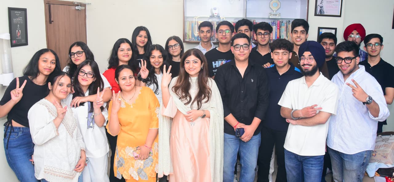Ludhiana: सीबीएसई 12वीं के परिणाम में आनंद ट्यूटोरियल इंस्टीच्यूट का शानदार प्रदर्शन
