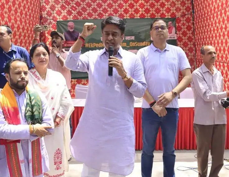 New Delhi: पर्यावरण संरक्षण की पहल, NDMC उपाध्यक्ष ने लगाया पौधा