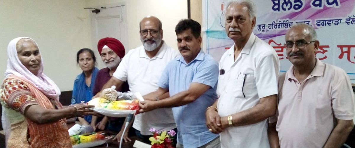 Phagwara: ब्लड बैंक में आयोजित 209वें मासिक समारोह के दौरान 100 जरूरतमंदों को वितरित किया फ्री राशन