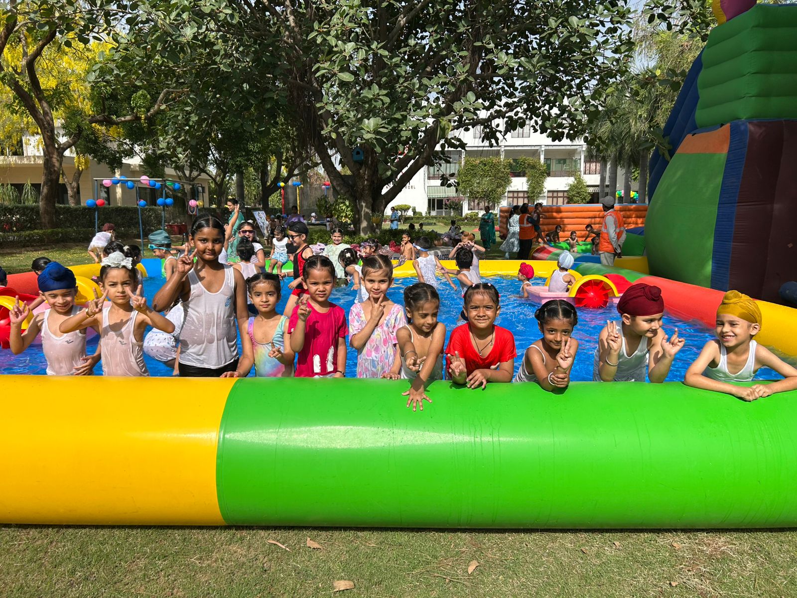 दृष्टि स्कूल में किंडरगार्टन छात्रों के लिए आयोजित की गई रंगारंग पूल पार्टी
